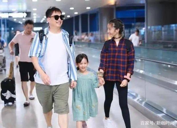 衣裙|黄家有女初长成，黄多多穿格子衫休闲又时髦，6岁妹妹颜值抢镜