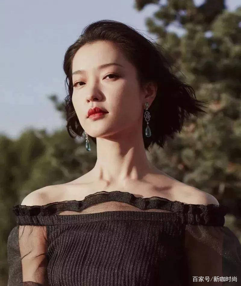 样式|王丽坤有身材就是任性，蓝白条纹裙宽松不修身，照样穿出女神范