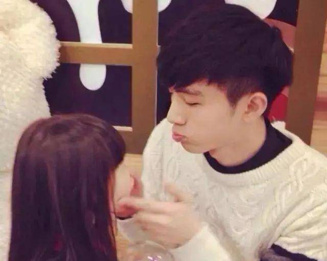 无可|兄妹俩相差十岁，哥哥带妹妹出行一脸生无可恋：比书包还要重！