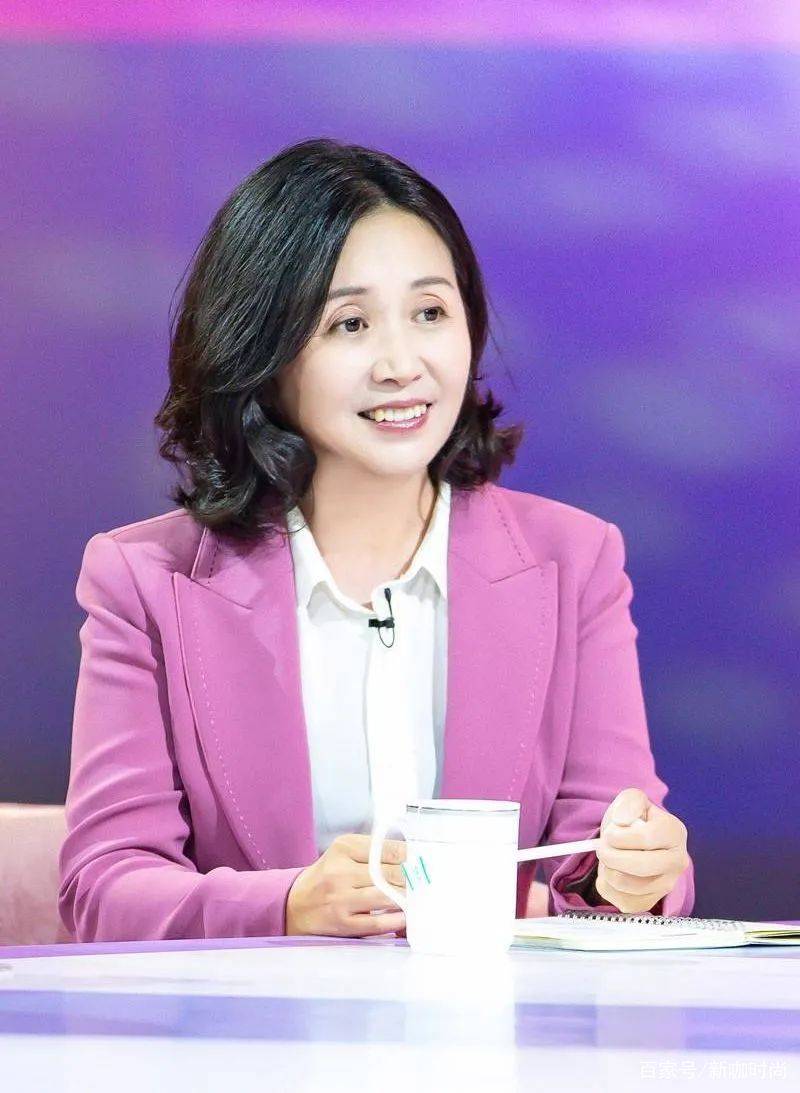 样式|黄菡年过半百气质依旧,珍珠项链搭小黑裙,尽显知性大气范儿