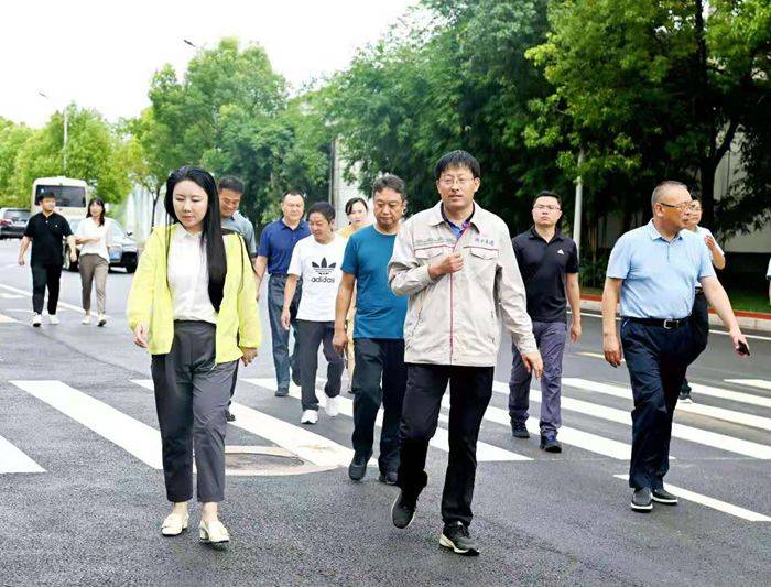 专家组组长任晓云,副县长马华中及市,县生态环境局主要领导等一行16人