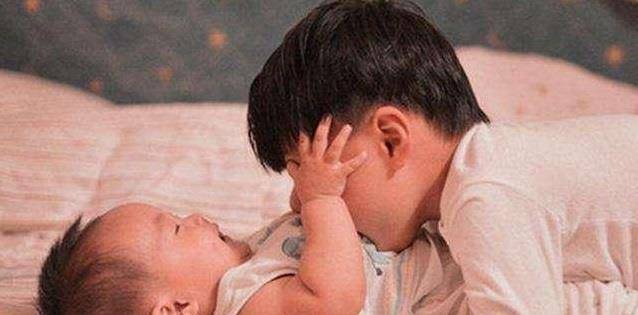 大儿子|五岁哥哥把一岁弟弟放锅里，看到配料后，宝妈直呼：我的心在滴血