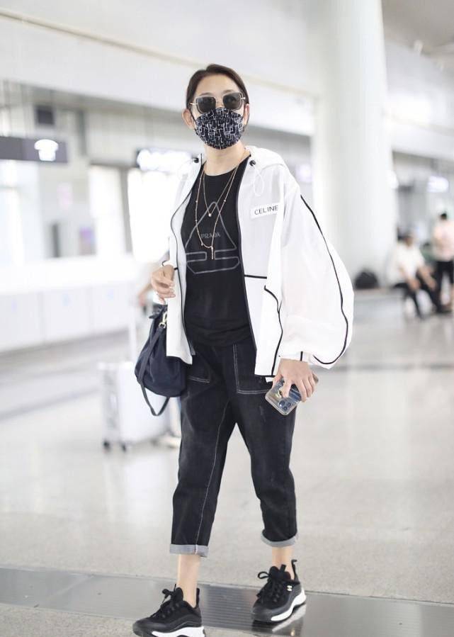 项链|倪萍比同龄人潮不少,印花T恤加防晒衣,挂金属项链咋看咋显嫩