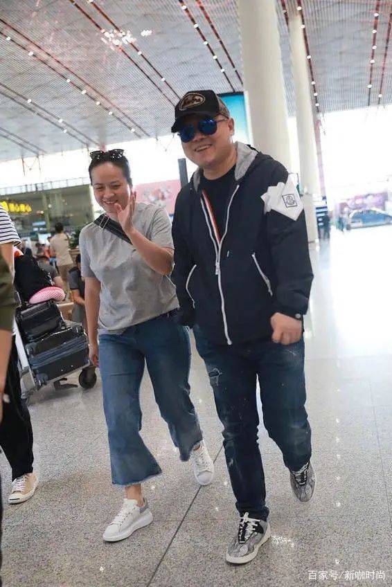 岳云鹏|岳云鹏时髦起来不一般，休闲外套搭潮款牛仔裤，“大佬”派头十足