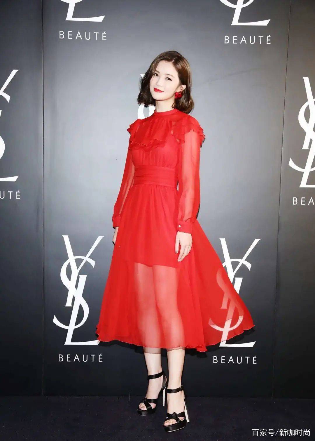 蔡卓妍|阿Sa真不会老？5张近距离摆拍，脸上却找不到一丝破绽