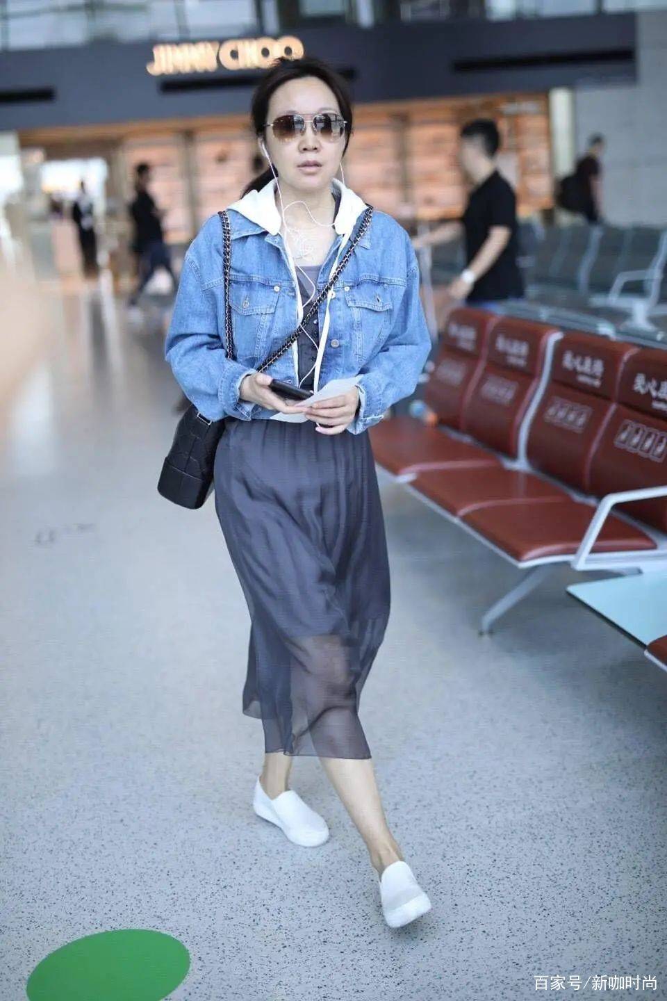 颈部|闫妮滤镜碎一地，穿简约装束朴素无亮点，松弛颈部肌肤太显老