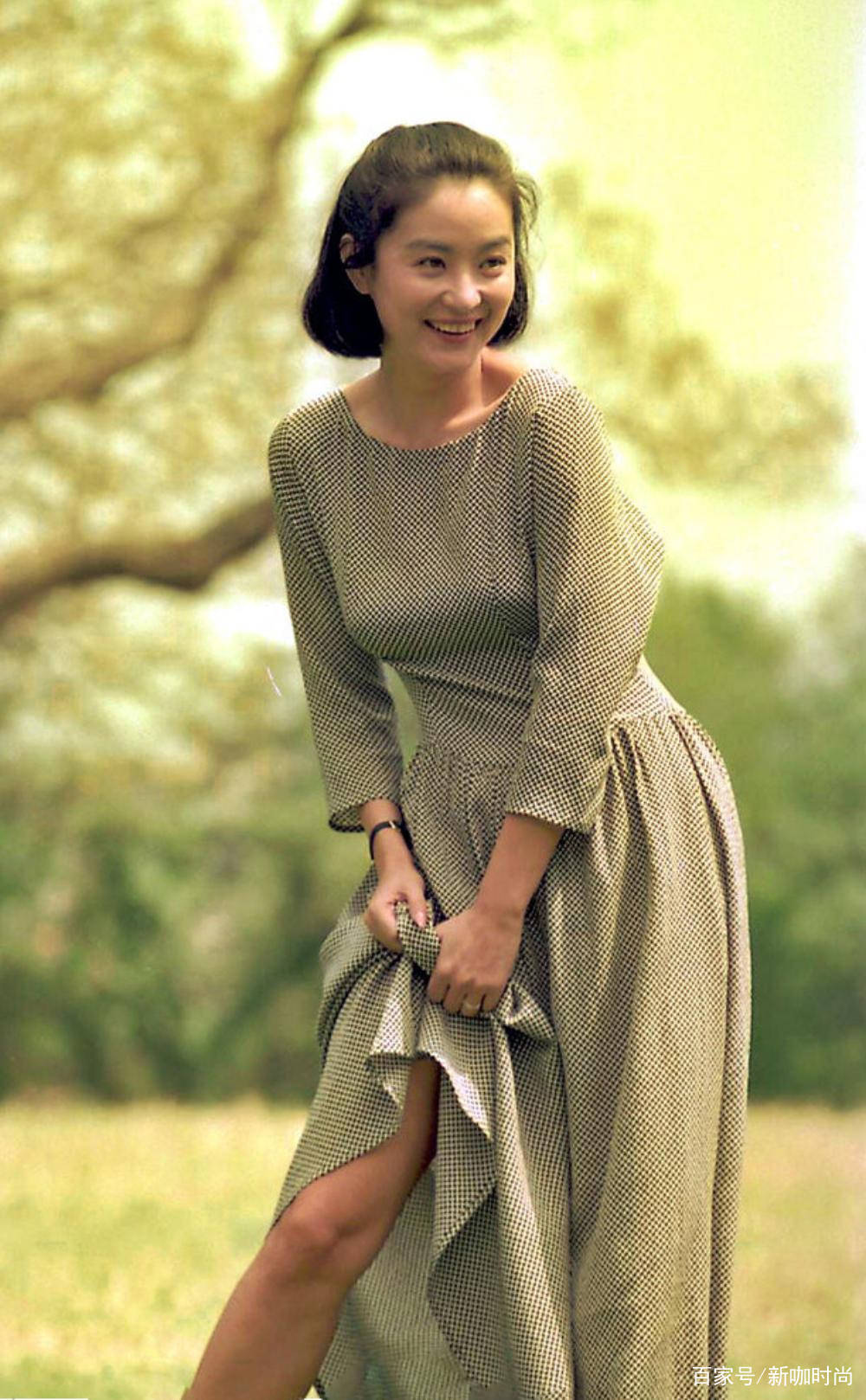 活动|林青霞身材保养有道，66岁穿紧身衣腰肢纤细，活力四射不输年轻人