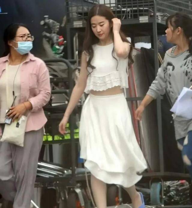 色彩|刘亦菲才是氛围感美女吧，简易打扮藏不住的浓郁仙气，没谁了