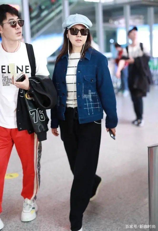 颈部|闫妮滤镜碎一地，穿简约装束朴素无亮点，松弛颈部肌肤太显老