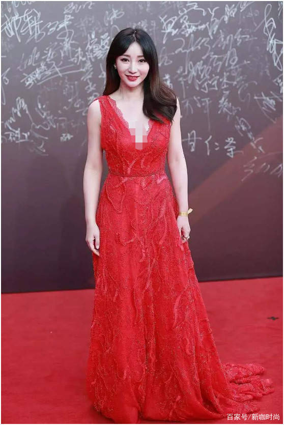 好身材|柳岩太有“料”,穿红色短裙化身圣诞老人,好身材暴露无遗