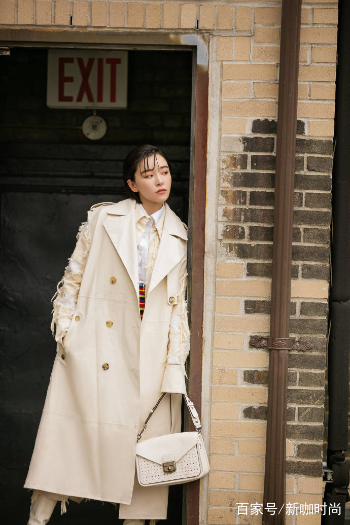 夏天|阚清子真是“美出国”了，穿格子西装亮相街头，与升温的夏日绝配