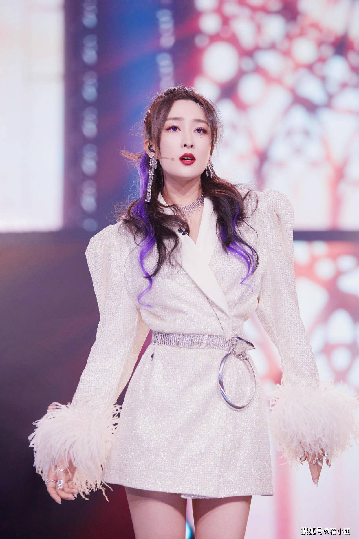 身材|马苏真拼啊，为了让身材比例更好，这么紧的抹胸裙都穿出了高级感