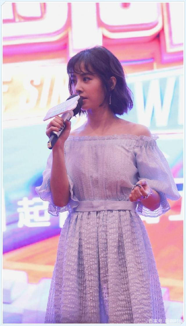 发型|李连杰小女儿画风变了，一身“魅惑紫”妩媚撩人，发型却有点迷