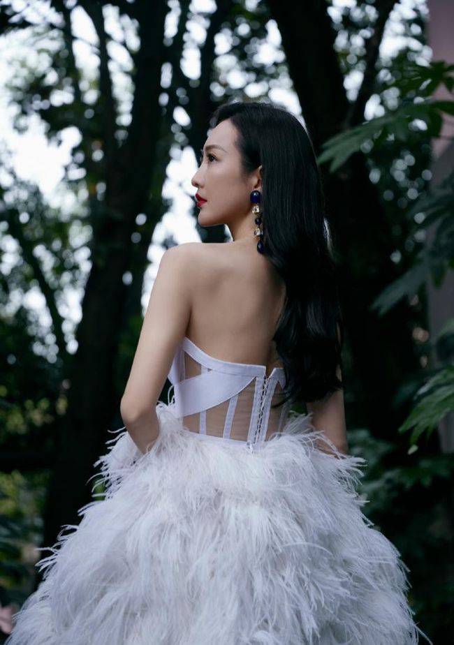 设计|王鸥穿礼裙有女人味,白色“豁口”抹胸勾勒成熟曲线,御姐范十足
