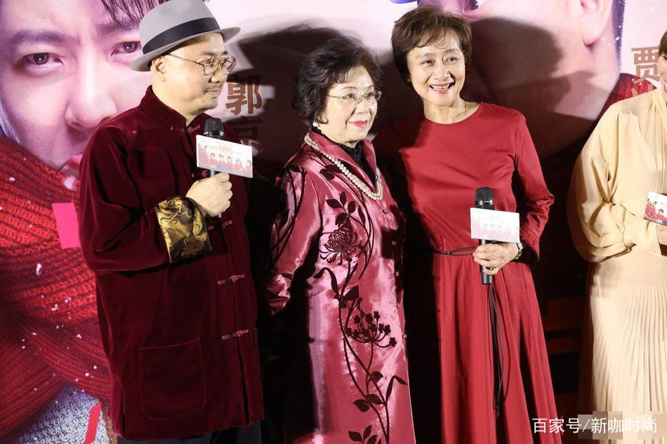 欧风型|徐峥妈妈罕见亮相为儿子助阵，一袭红装气场满满，比儿子还显年轻