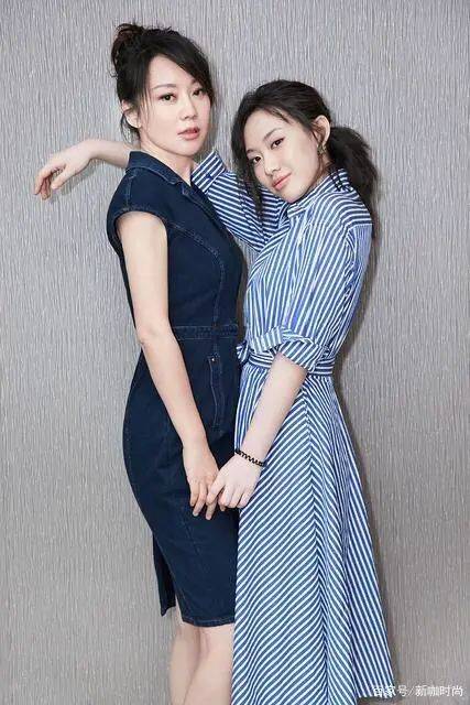 样式|闫妮的年轻态绝了，携女儿拍清新时尚写真，不似母女更像姐妹