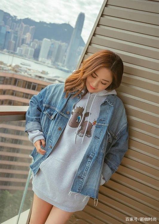 身材|阿Sa居然38岁了，穿牛仔外套配长款卫衣，身材凹凸有致似少女