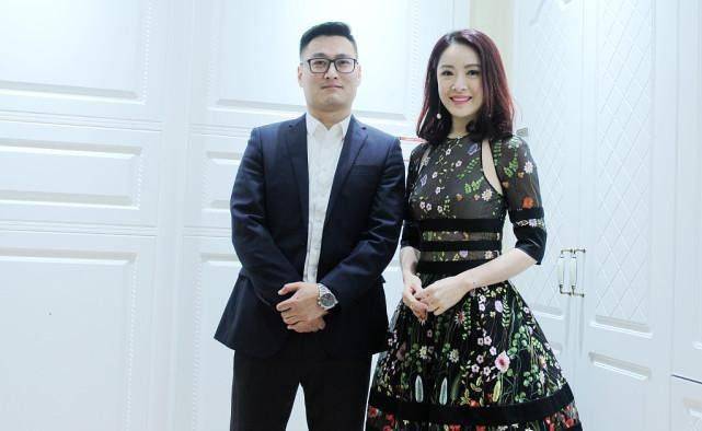 颜色|向华强的侄女自带气场，奔五年纪穿碎花裙也不俗，腋下透气挺特别