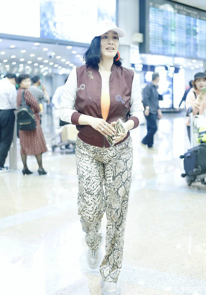 身材|钟丽缇又跑偏了？穿亮片宽松装，咬嘴撩发走淑女风，50岁真不服老