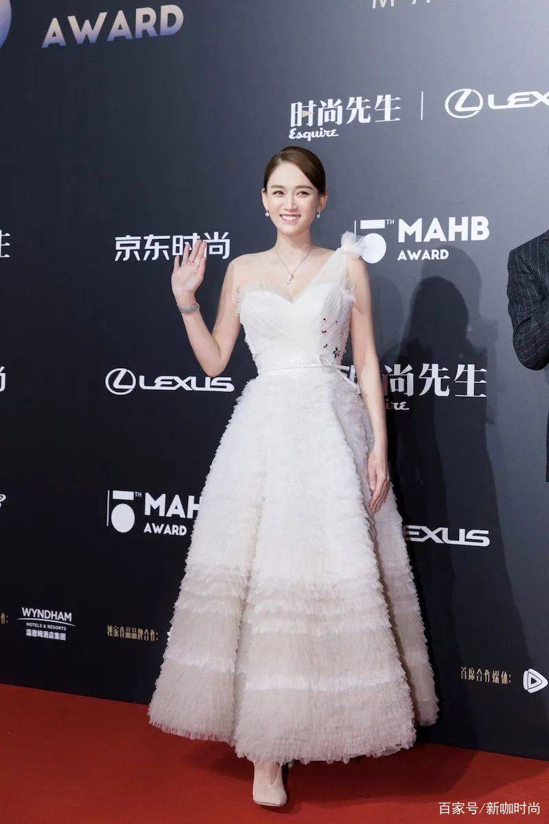 样式|陈乔恩晒度假美照，长裙飘逸身量纤细，恋爱中的女人就是不一样