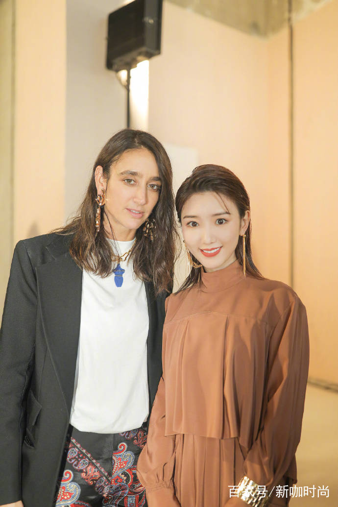 金色|毛晓彤帅气亮相巴黎!造型尽显优雅气质,却输给了旁边的帅哥!