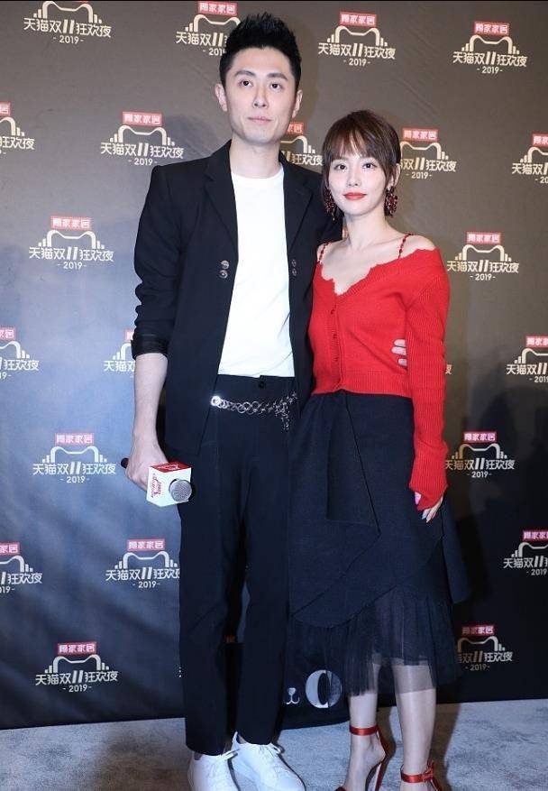 身材|张嘉倪的锁骨好精致，就是身材没啥女人味，吊带针织衫穿出优雅感