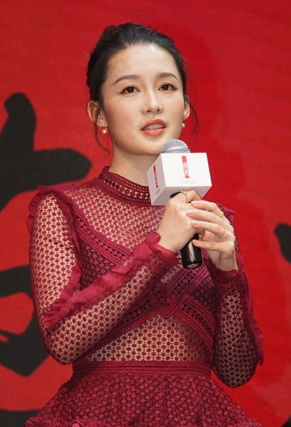 舞台|李沁穿渔网裙台上台下反差大，舞台上嫩如少女，舞台下老如大妈