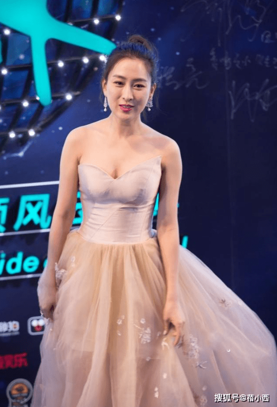 身材|马苏真拼啊，为了让身材比例更好，这么紧的抹胸裙都穿出了高级感