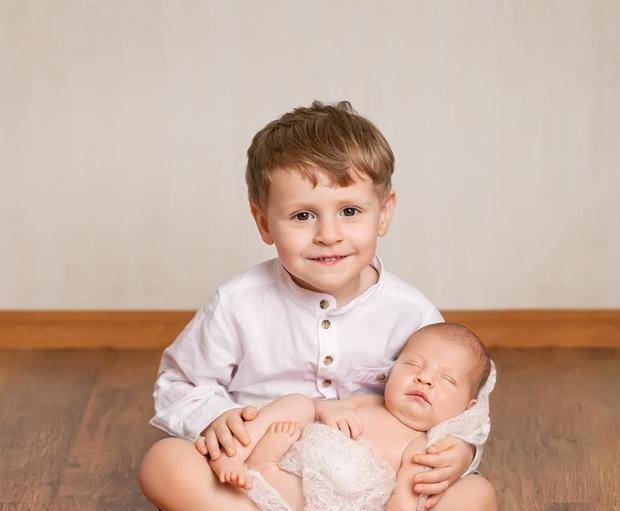 因为|妈妈产房生二胎，4岁大宝产房外等待，说的话让人感动又心疼