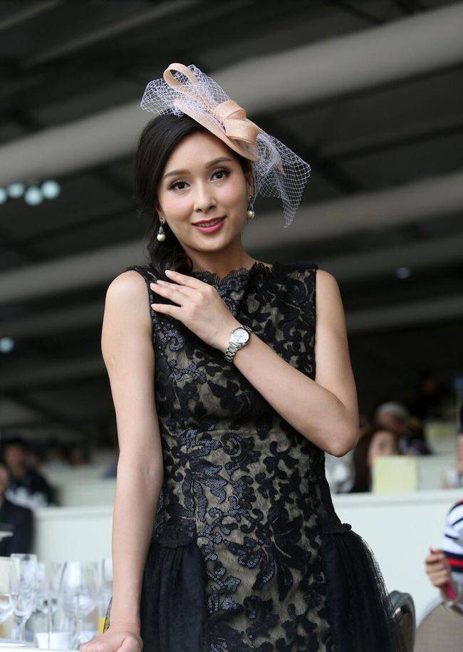 设计|杨恭如真没浪费自己的女人味，熟女年纪穿蕾丝裙