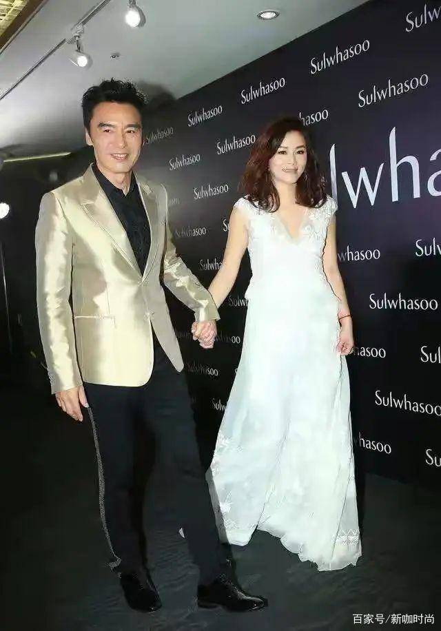 钟镇涛|钟镇涛年近古稀不显老,金色西装搭黑衬衫,与小12岁老婆似同龄人