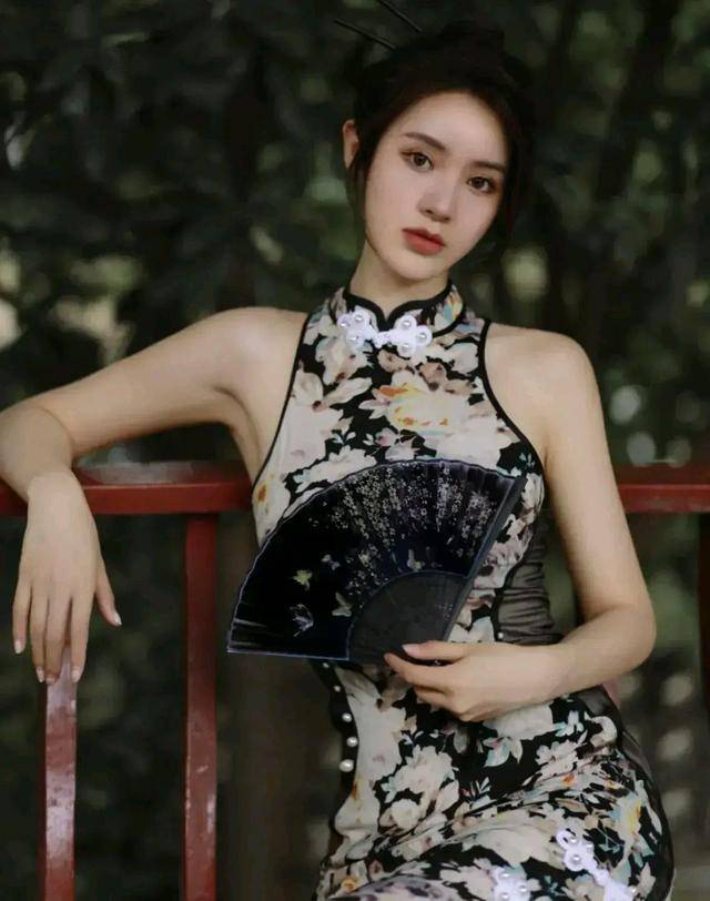 别具|小姐姐穿着一身得体旗袍，整个人融入到这个别具风格的公园里了。