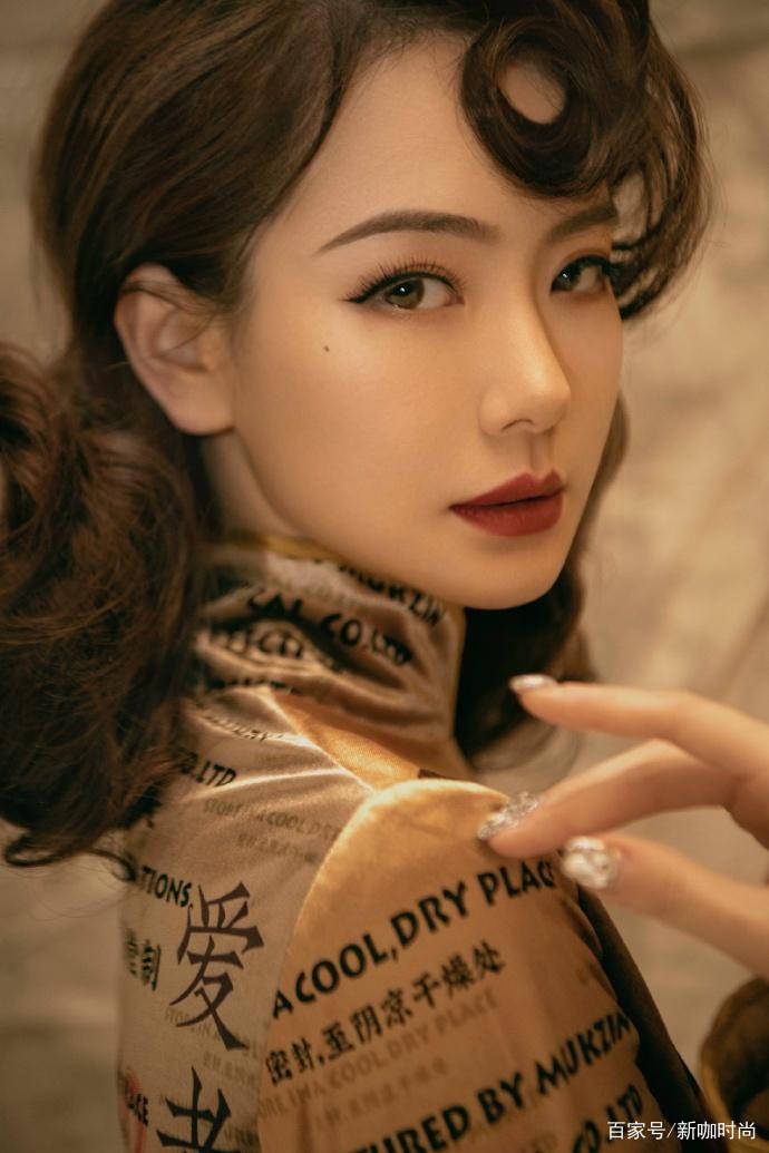 大衣|39岁Ella变时尚了，拍时尚大片妩媚女人味十足，眼妆却让人看不懂