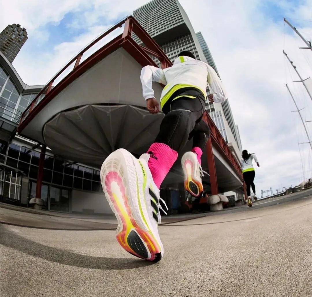 地表最强跑鞋ultra boost焕然一新!_造型