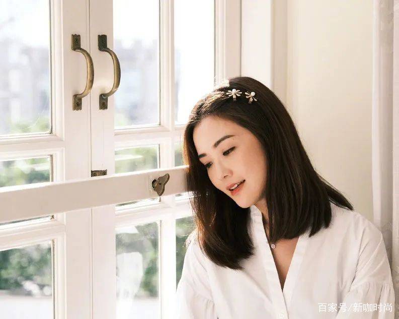 蔡卓妍|阿Sa真不会老？5张近距离摆拍，脸上却找不到一丝破绽