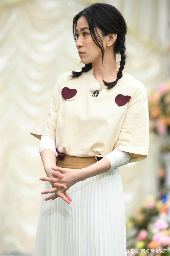 辫子|佘诗曼才是扮嫩高手,穿T恤+百褶裙再扎双马尾辫,哪像46岁?