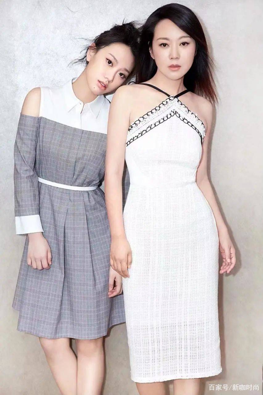 样式|闫妮的年轻态绝了，携女儿拍清新时尚写真，不似母女更像姐妹