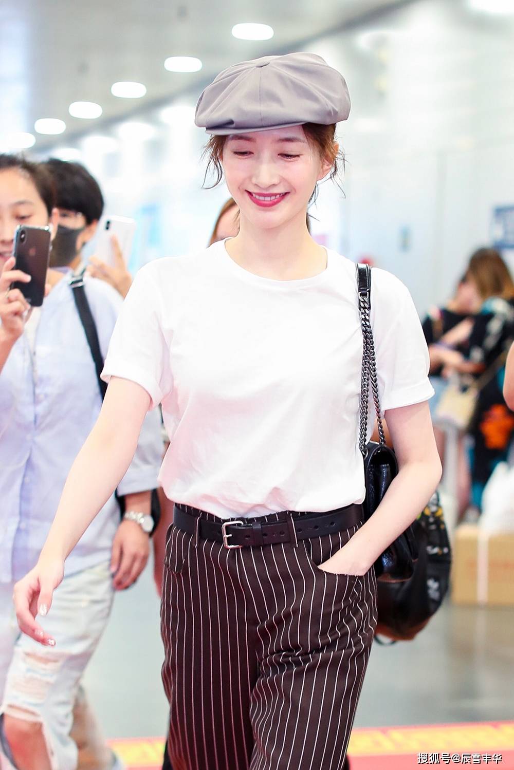 身材|江疏影穿出了“白T恤”的精髓，搭配3000元条纹裤，复古又高级