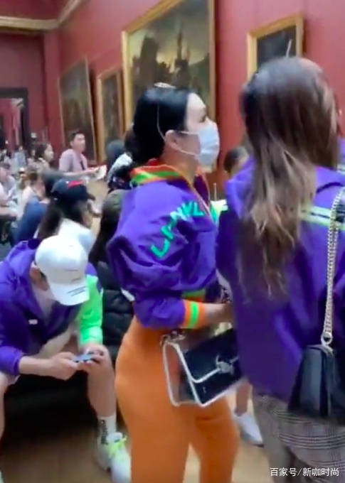 身材|钟丽缇又跑偏了？穿亮片宽松装，咬嘴撩发走淑女风，50岁真不服老