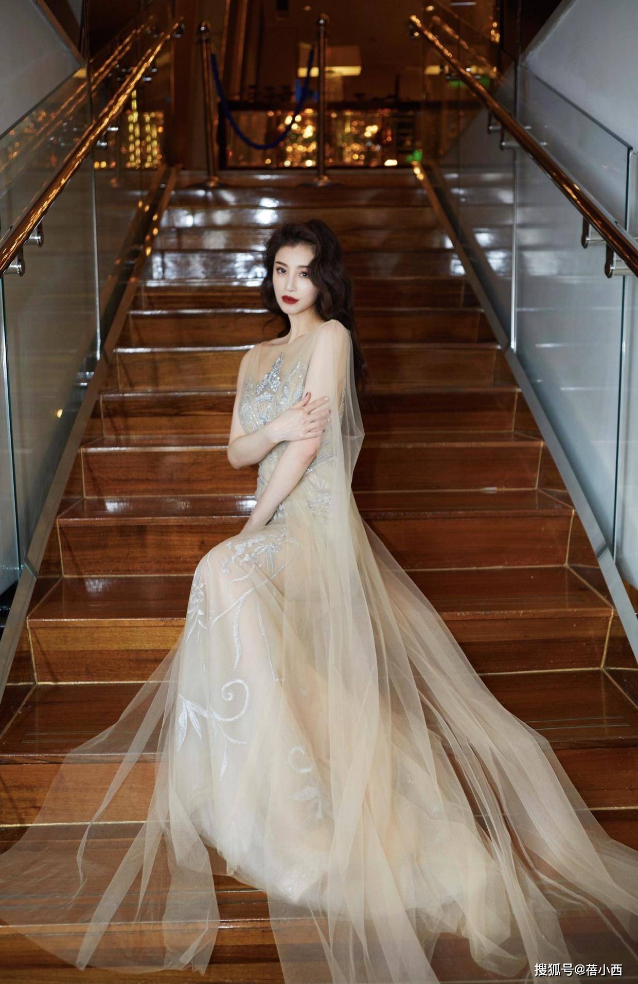 前妻|葛天到底是刘翔的前妻，穿一字肩上衣配高腰阔腿裤，三七身材惊艳