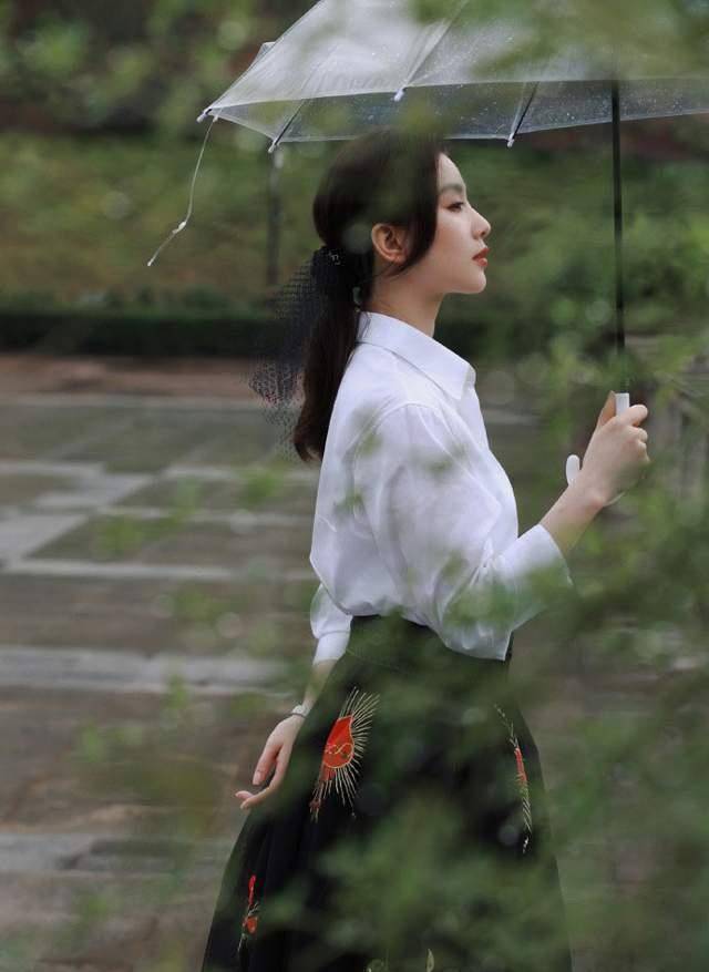 长发|刘诗诗简直是白衬衫女神，简单搭配就很美，网友：美貌颜值大暴击