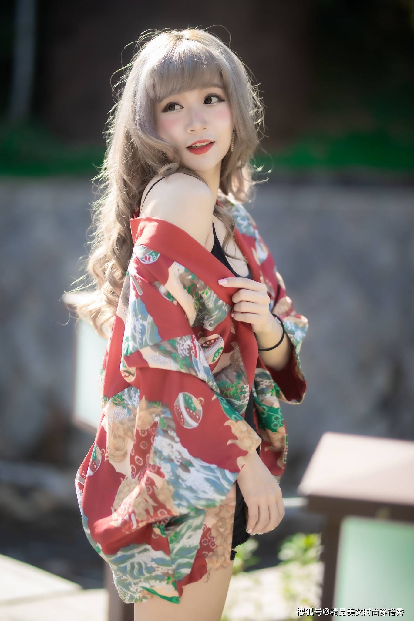 吊带|黑色配红色,既能当防晒衫也能穿出时尚感,美美哒永不过时