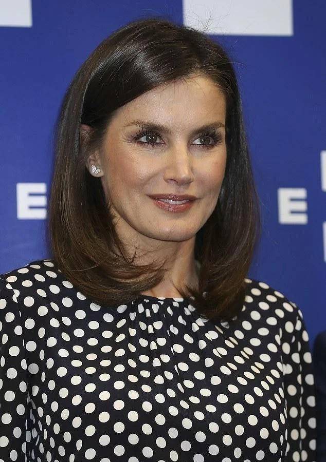 花色|西班牙王后久违亮相，穿西装配阔腿裤一脸憔悴，眼角皱纹多了不少