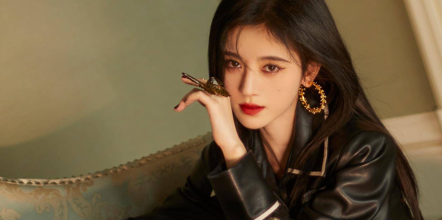 夏天|鞠婧祎身高成迷，夏天穿及膝靴子，网友吐槽像踩高跷