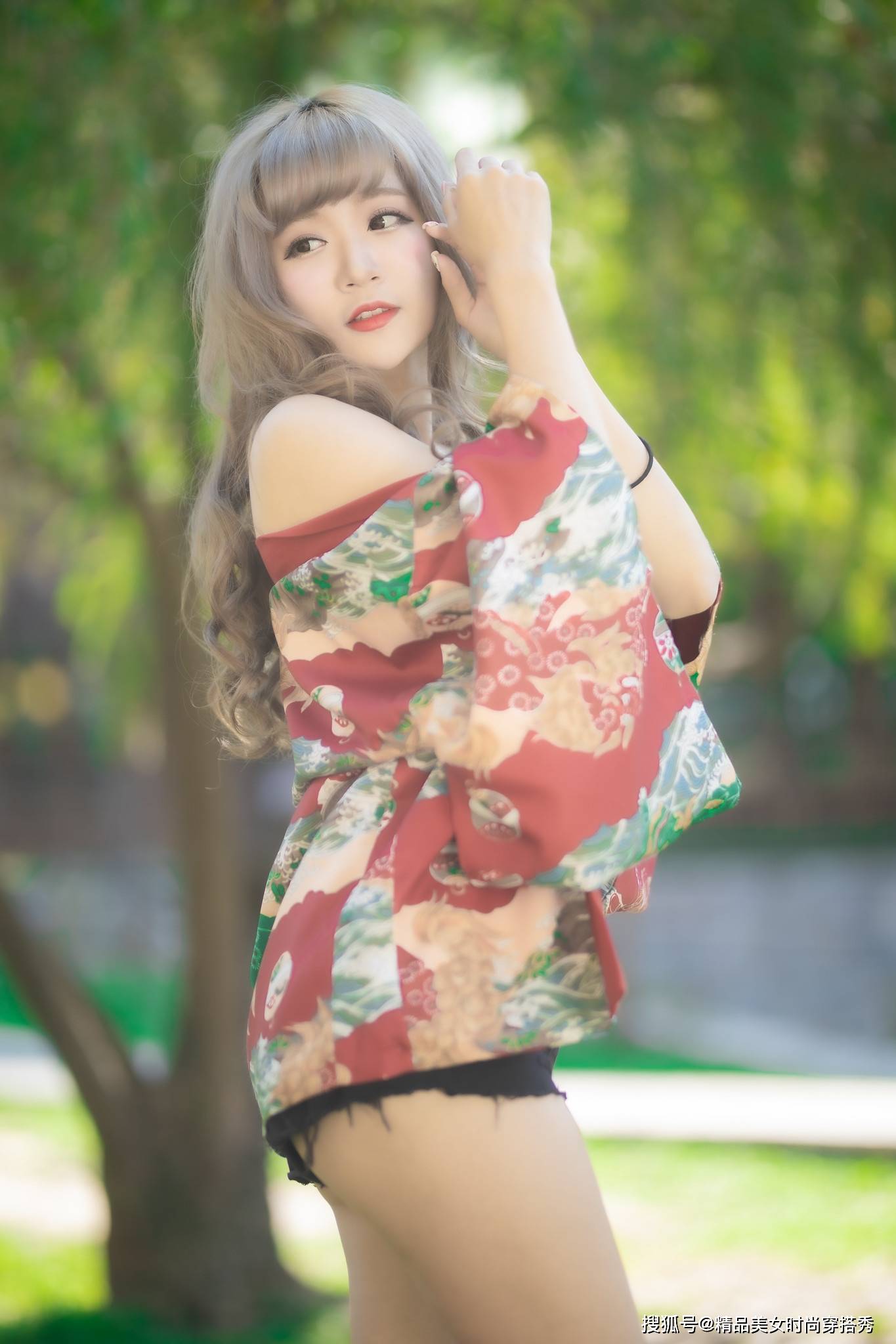 吊带|黑色配红色,既能当防晒衫也能穿出时尚感,美美哒永不过时