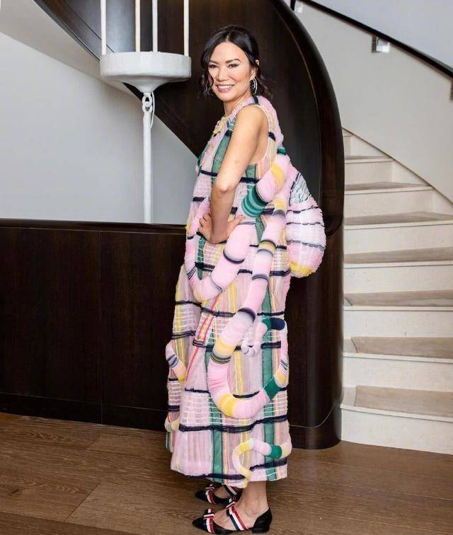 小姑娘|邓文迪真有自信!连粉嫩“章鱼裙”也敢挑战,一般小姑娘都不敢穿