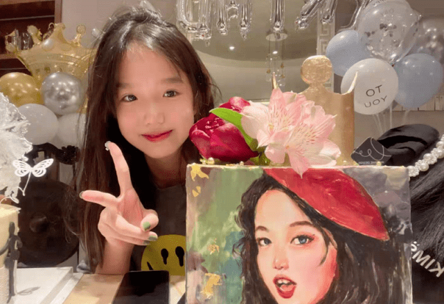 黑色|钟丽缇次女太时尚！13岁就做美甲美貌逆袭，拍大片比小S女儿还酷