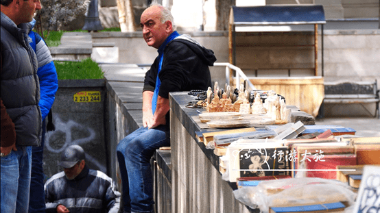 休闲中重温逝去的时光不过对于大多数第比利斯人来说,逛旱桥市场的