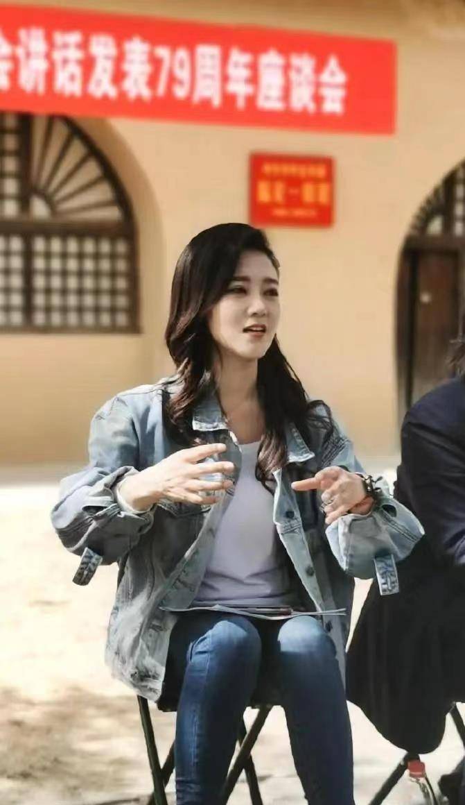 王小玮|玖月奇迹“王小玮”真不显老，牛仔装打扮气质又靓丽，不像37的人