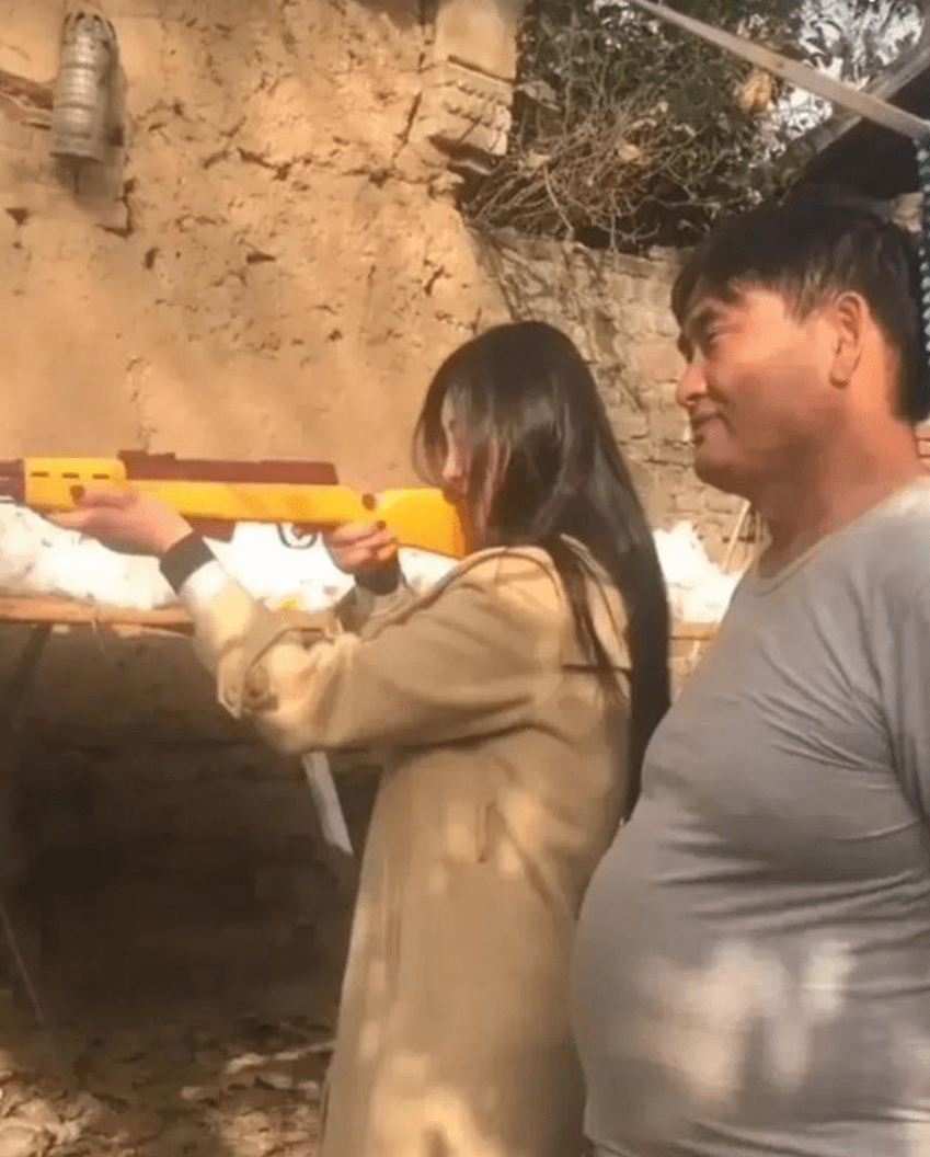 商务|大衣哥开始放飞自我,穿夏衣教儿媳“打靶”,圆滚滚啤酒肚太抢镜